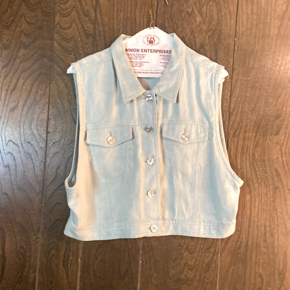Linen vest with mother of pearl buttons